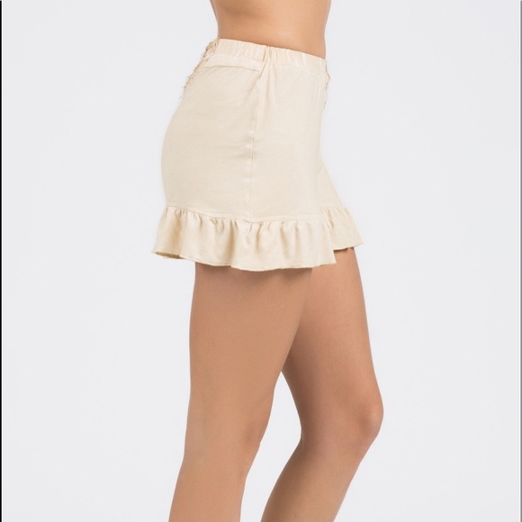 POL HONEY GOLD RUFFLE TRIM SHORTS - Picture 2 of 6